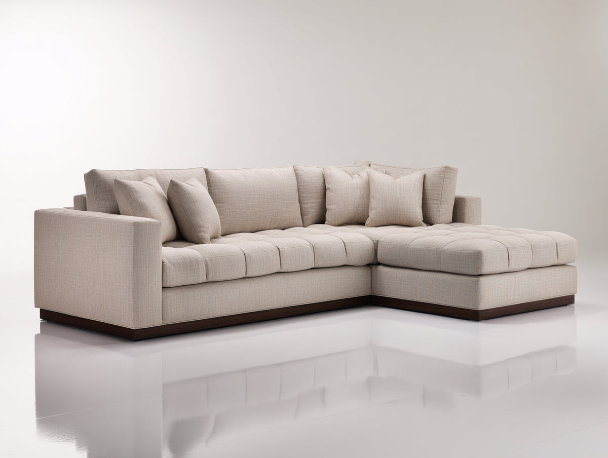 Sofá de esquina tapizado en tela 275x175x86 cm - Beige claro y madera oscura - Chaise longue con asientos capitonés y cojines sueltos